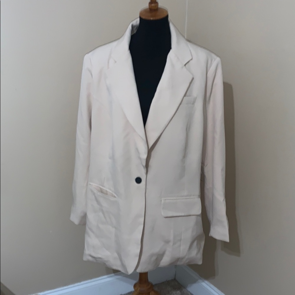 Fashion to Figure Cream Tailored Blazer with Notched Lapels. ***Oversized***